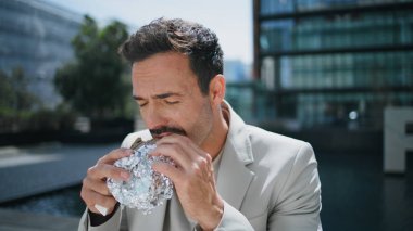 Şık patron, Güneş Işıkları Şehri 'nde yemek tadıyor. Tedbirsiz bir iş adamı bankta oturup sandviç yiyor. Yakışıklı Latin lider iş bölgesinde lezzetli yemekler yiyor. 