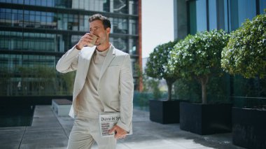 Zengin patron şehir caddesinde sabah içkisinin tadını çıkarıyor. Başarılı İtalyan işadamı şehir merkezinde tek başına kahve içmeyi bekliyor. Yakışıklı adam elinde gazete tutarak sıcak çay yudumluyor. 