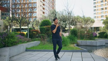 Gülümseyen adam sokakta sesli mesaj yazdırıyor. Şehirde sanal asistan uygulaması kullanan kendine güvenen bir serbest yazar. Akıllı telefonlu şık bir işadamı internetten aranjman yapıyor. İş çağrısı kavramı 