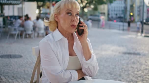 Wściekła Seniorka Rozmawiająca Przez Telefon Miejskiej Kawiarni Bogata Emerytka Martwi — Wideo stockowe