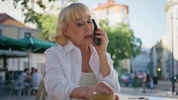 Propietario Jubilado Llamando Teléfono Restaurante Calle Cerca Mujer Mayor Grave — Vídeos de Stock