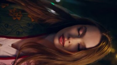 Bayan turist gece şehir ışıklarında yol trafiğine yakın bir yerde yürüyor. Çekici bir kadın akıllı telefon görünümlü kamerasıyla gece kasabasında geziniyor. Muhteşem bayan işten sonra eve koşuyor..