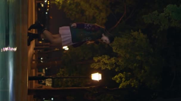 Chica Caminando Borde Fuente Tranquila Noche Verano Mujer Moda Equilibrándose — Vídeos de Stock