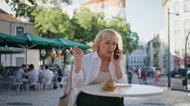 Missnöjd Mogen Kvinna Ringer Mobiltelefon Street Restaurant Orolig Äldre Dam — Stockvideo