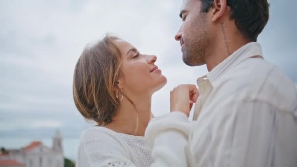 Älskar Par Vidröra Ansikten Vid Havsutsikt Datum Närbild Romantisk Vacker — Stockvideo