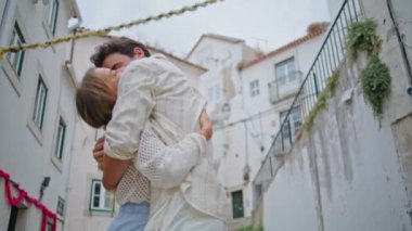 Sevgili çift, eski mimari mekanında mutlu bir şekilde sarılıyor. Küçük bir şehirde birbirlerine sarılıp flört eden bir çift. Mutlu insanlar şefkat ile sarılır, birbirine bağlanır. Nazik kadın erkek randevusu 