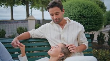 Seksi, maço, okşayan kız arkadaş, yakın çekimde rahatlıyor. Şehirli bir çift, şehir parkında sevgi hissederek el ele tutuşuyor. Huzurlu, sevgi dolu çift yeşillik doğasında birlikte dinleniyor. İlişki kavramı