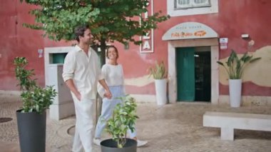 Akdeniz 'in güneyinde yürüyen mutlu sevgililer. İki aşık eski kasabayı düşünmekten mutlu oluyorlar. Kadın elini tutan rahat bir adam. Romantik insanları sevmek. Tatil kavramı