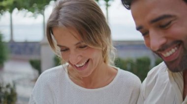 Yeni evlilere gülüp şehir parkında eğleniyorlar. İspanyol maço güzel kadın bulutlu bir günde komik kitap seyrediyor. Sevgili sevgililer bahçede romantik bir buluşmanın tadını çıkarıyorlar.