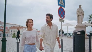 Bulutlu bir günde şehir meydanında gezen gülümseyen çift. Mutlu kaygısız yeni evliler el ele tutuşup güney kasabasında romantik bir buluşmanın tadını çıkarıyorlar. Sevecen aşıklar balayını birlikte geçiriyorlar.