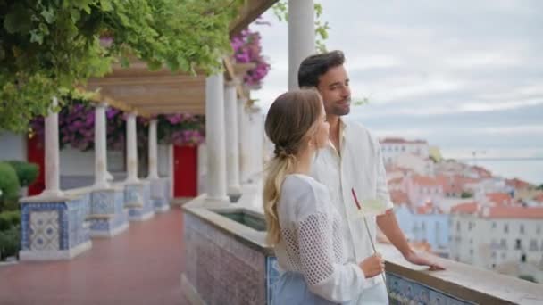 Romantyczni Kochankowie Miasta Flirtująca Para Całująca Się Starym Śródziemnomorskim Tle — Wideo stockowe