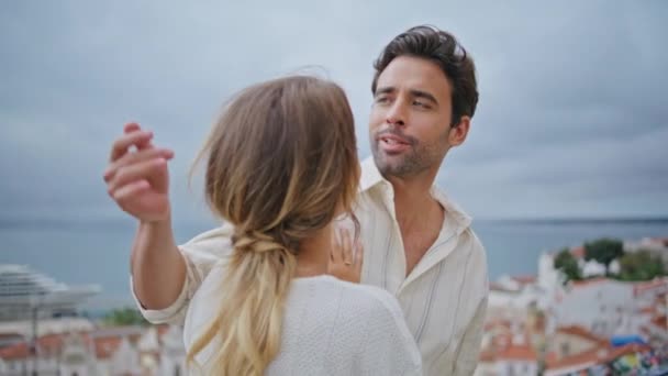 情侣们享受蜜月假期特写 拉丁男子爱抚在城景阳台上亲吻的松懈女子 性感的情人在暑假里甜蜜的亲密时刻 温柔的感情 — 图库视频影像