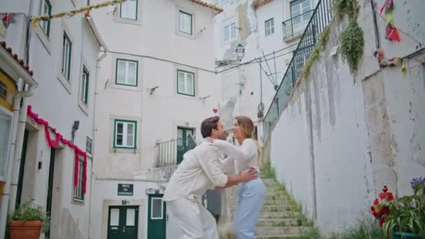 Forte Macho Rodopiando Namorada Minúsculo Zoom Rua Casamentos Recém Casados — Vídeo de Stock