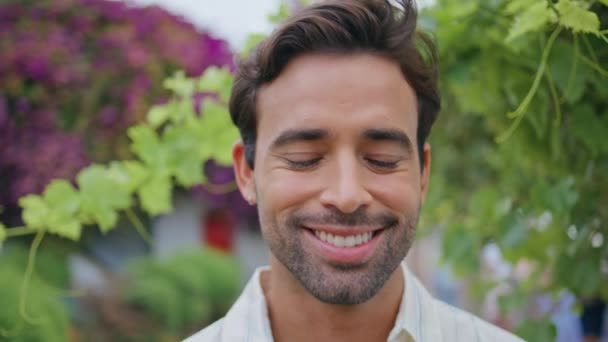 Cara Alegre Posando Jardim Sozinho Retrato Bonito Homem Barbudo Com — Vídeo de Stock