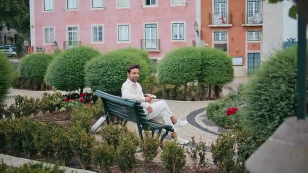 Romantische Man Wachtend Vriendin Green Park Bank Ontspannen Spaans Vriendje — Stockvideo