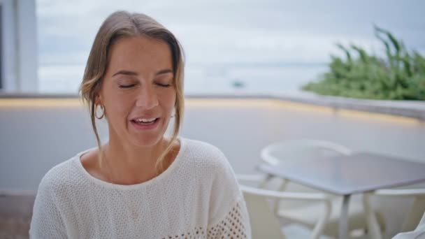 Senhora Sorridente Relaxante Refeitório Closeup Mulher Loira Feliz Segurando Xícara — Vídeo de Stock