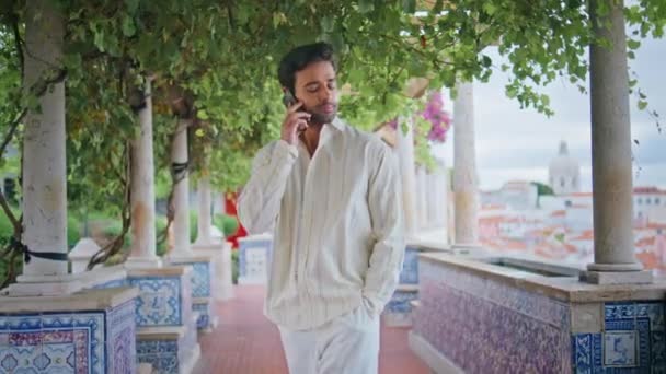 Przystojna Brunetka Rozmawiająca Smartfonem Czekająca Śródziemnomorskiej Alejce Nieogolony Seksowny Macho — Wideo stockowe