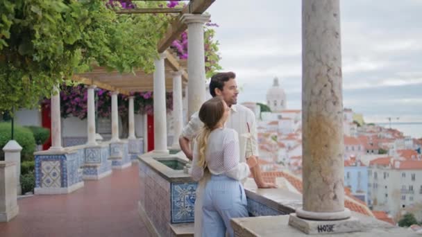 多情的夫妻一起站在城市阳台上欣赏风景 沉醉在冥冥中的温柔体贴的伴侣在谈论着轻松的话题 新婚夫妇欢欢喜喜度暑假 — 图库视频影像
