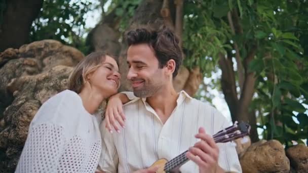 Recién Casados Encantados Disfrutando Música Guitarra Primer Plano Del Bosque — Vídeos de Stock