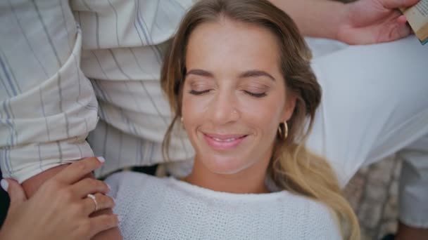 Rozesmátá Dáma Odpočívající Lavičce Kolenou Šťastná Usměvavá Žena Dotýkající Mužské — Stock video