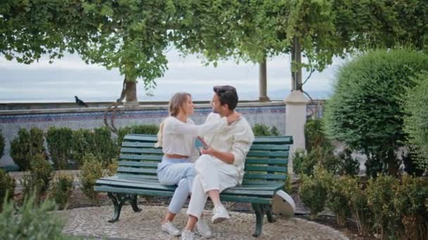 Uczuciowi Małżonkowie Szczęśliwie Obejmujący Ławkę Parku Miejskim Romantyczny Szczęśliwy Mężczyzna — Wideo stockowe