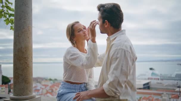 Kärlek Par Smekande Ansikten Vid Havsutsikt Datum Närbild Romantisk Stilig — Stockvideo