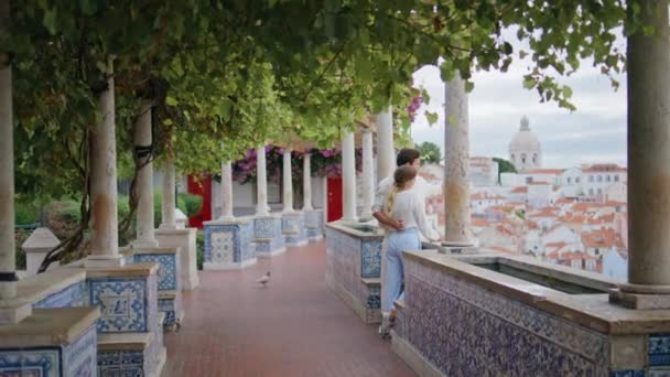 Нежные Влюблённые Обнимающие Аллею Средиземноморском Городском Саду Два Влюблённых Влюблённых — стоковое видео