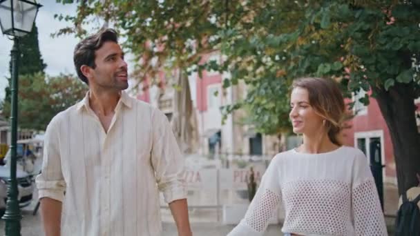 Rahatlamış Aşk Turistleri Birlikte Yürüyüp Güzel Kasabayı Yakından Izliyorlar Romantik — Stok video