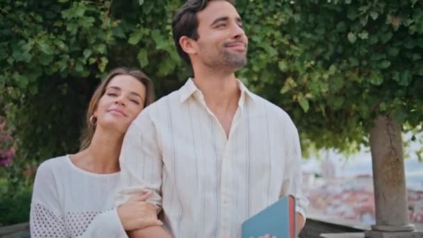 Šťastní Novomanželé Odpočívající Spolu Parku Hispánský Opálený Muž Držící Knihu — Stock video