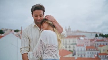 Mutlu aşıklar şehir terasında şefkatle kaynaşıyor. Yakışıklı kibar bir adam, muhteşem bir kadını alnından öpüyor ve şehirde romantik bir buluşmanın tadını çıkarıyor. Sevgili çift temiz havada yıldönümünü kutluyor.
