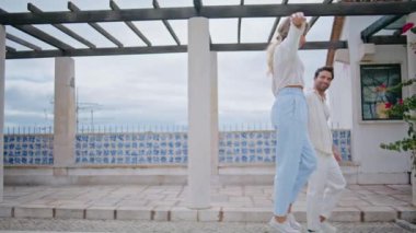 Deniz manzaralı bir caddede. Tıraşsız, maço bir adam kadını nazikçe elinde taşıyor. Deniz kentinde kucaklaşan mutlu çift. Sevgililer romantik vakit geçirir. Halk ilişkileri kavramı