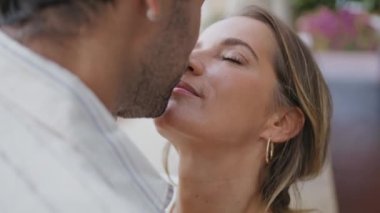 Doğa yürüyüşünde romantik bir çift öpüşmesi. Yakından. Sevecen aşıklar parkta buluşmaktan hoşlanırlar. Şefkatli bir çift birlikte aşk mutluluğu hisseder. Aşık bir adam kadın yüzüne dokunuyor. Romantik ilişki