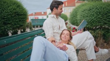 Sevgi dolu bir çift park bankının yakınında sakinliğin tadını çıkarıyor. Edebiyat romanı tutan kibar bir adam. Küçük bir şehirde birbirine sarılan bir çift. Mutlu kadın gözlerini kapatıp erkeğin dizlerine bakıyor.