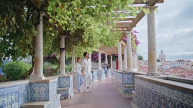 Romantik eşler şehir parkında geziniyorlar. Bir kadını öpen adam dışarıda yıldönümünün tadını çıkarıyor. Sevinçli insanlar Akdeniz 'e gitmeyi düşünüyorlar. Aşk çifti doğada yürüyor. 