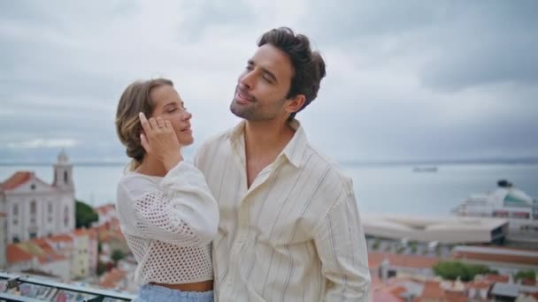 Romantisk Par Synspunkt Dato Closeup Flirtende Par Omfavne Sammen Taler – Stock-video