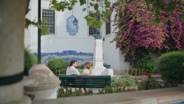 温文尔雅的情人在春后花园的长椅上约会 恋恋不舍的夫妻在一起度蜜月 迷恋男人的女人互相望着对方 在舒适的城市里放松 爱情的概念 — 图库视频影像