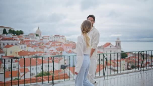 Kjærlig Par Som Spaserer Taket Beundrer Overskyet Utsikt Byen Sammen – stockvideo