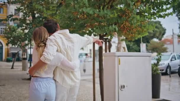 Bezstarostný Pár Objímající Město Pěšky Zpět Pohled Cestování Romantické Novomanželé — Stock video