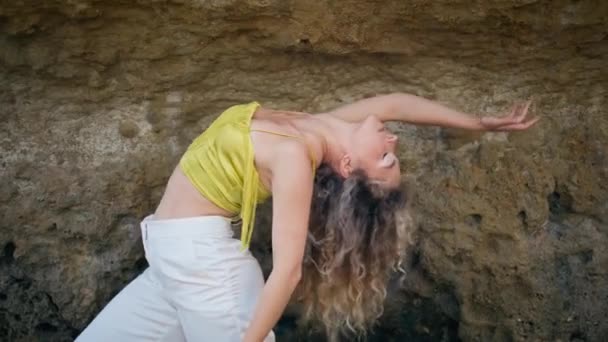 Elastyczna Dziewczyna Praktykująca Współczesną Choreografię Przedniej Piaszczystej Skale Bliska Zmysłowa — Wideo stockowe