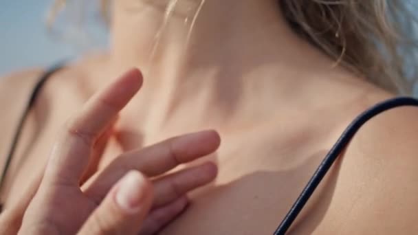 Nazik Kadın Elleri Güneşli Doğada Köprücük Kemiği Bölgesinde Bronzlaşmış Tene — Stok video