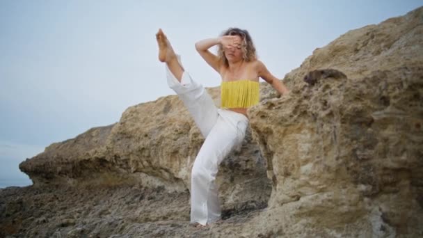 Choreograf Dziewczyna Tańczy Nowoczesnym Stylu Twardych Kamiennych Skałach Kręcone Blondynki — Wideo stockowe