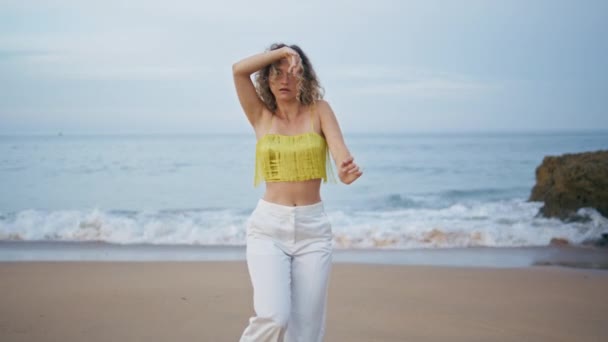 Profesjonalny Tancerz Występujący Plaży Ufnością Patrząc Kamerę Kręcone Uwodzicielska Kobieta — Wideo stockowe
