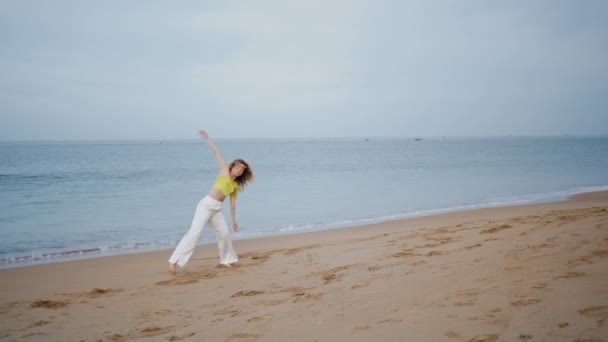 Profesjonalny Artysta Tańczący Nowoczesną Choreografię Piaskowej Plaży Elastyczna Tancerka Wykonująca — Wideo stockowe