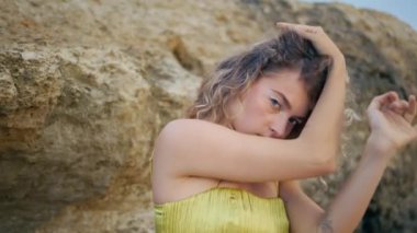 Şehvetli dansçı görünümlü kamera Stone Rock 'ta duygusal doğaçlama yapıyor. Baştan çıkarıcı kıvırcık kadının portresi doğada zarafetle hareket ediyor. Dışarıda dans eden gizemli kız..