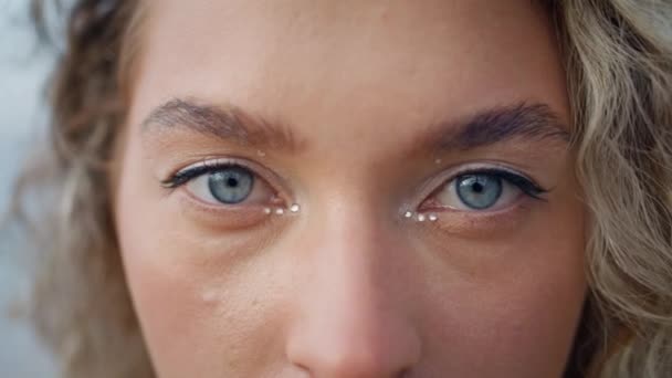 Zbliżenie Piękne Oczy Kobiety Patrząc Aparat Pewnie Młoda Niebieskooka Dziewczyna — Wideo stockowe