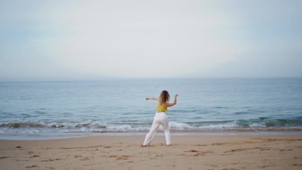Elastyczna Dziewczyna Tancerka Gięcie Szczupłe Ciało Wykonując Taniec Wieczornym Wybrzeżu — Wideo stockowe
