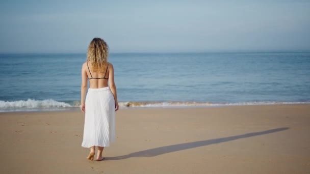 Uvolněná Dívka Přestupuje Písek Pláž Relaxační Večerním Slunci Pohled Zpět — Stock video