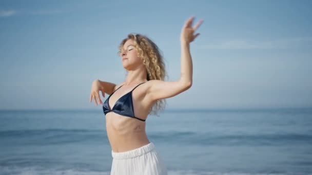 Magnifique Dame Dansant Bord Mer Soirée Été Fermer Femme Talentueuse — Video