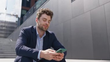 Şirket çalışanı internet üzerinde sörf yapıyor güneşli bir günde şehrin merdivenlerinde oturuyor. Rahat, yakışıklı bir adam cep telefonu ekranında şehir merkezinde dinleniyor. Zarif iş adamı açık havada mesaj okuyor.