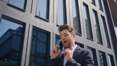 Müdür, Sunny caddesindeki ofis işine gitmek için telefon talimatı veriyor. Yakışıklı, kendine güvenen iş adamı akıllı telefon görüşmelerine devam ediyor. Zeki bir adam modern bölgede yürüyen ortakları arıyor.